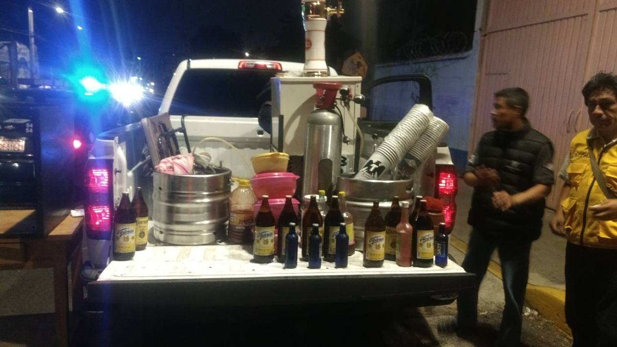 Cervezas y bebidas vendidas en una chelería clausurada en la CDMX