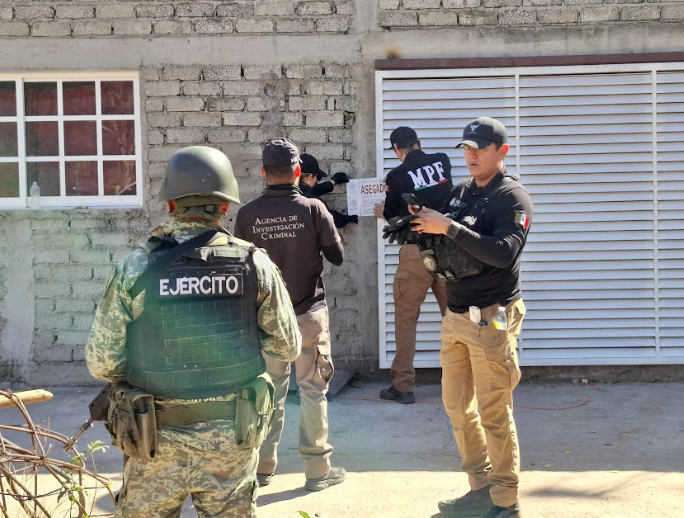 En tres domicilios en Sinaloa, se aseguraron 4,700 litros y 269 kilos de metanfetamina.