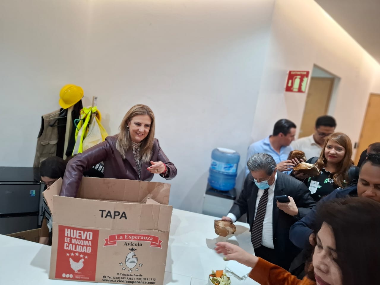 La bancada de legisladores de Puebla en la Cámara de Diputados ofreció un convivio con las tradicionales cemitas en la sede del Congreso de la Unión; los invitados fueron los reporteros que cubren la actividad legislativa. De las cajas de huevo se desprendió el aroma característico de las cemitas poblanas, lo que despertó el antojo de los representantes de los medios de comunicación invitados. El coordinador de los diputados poblanos de Morena, Juan Antonio González, resaltó que las cemitas son un manjar relleno de un sinfín de sabores. “Disfrútenlas que son muy ricas", puntualizó. Con cemitas de milanesa y agua de Jamaica, los diputados, medios de comunicación y trabajadores disfrutaron de esta celebración, anticipada, con motivo del Día de la Amistad En la sala de prensa de Comunicación Social de San Lázaro, participaron en el convivió los diputados de Puebla por el PT, PVEM y Morena. Más unidos, cercanos, comprometidos y haciendo equipo desde el Palacio Legislativo. El diputado de Morena, Carlos Ignacio Mier Bañuelos, por el distrito 8 de Ciudad Serdán, reconoció lo importante que son los medios de comunicación, de informar el trabajo Legislativo que realizan y transmiten con los ciudadanos. En tanto, la diputada María de los Ángeles Ballesteros García, Presidenta de la Comisión de Educación, estuvo muy participativa e interactuando con la prensa. Asistieron a la reunión los diputados: Ignacio Mier Bañuelos, María del Rosario Orozco Caballero, María de los Ángeles Ballesteros García, Gissel Santander Soto, Julieta Vences Valencia, Karina Pérez Popoca, Mario Miguel Carrillo Cubillas, Claudia Rivera Vivanco y Alejandro Carvajal Hidalgo, Eduardo Castillo, Gali López, Juan Antonio, Rafaela Vianey, así como Adolfo Alatriste.