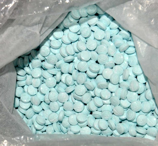 Probable responsabilidad en los delitos de contra la salud en su modalidad de posesión con fines de comercio de fentanilo y portación de arma de fuego.