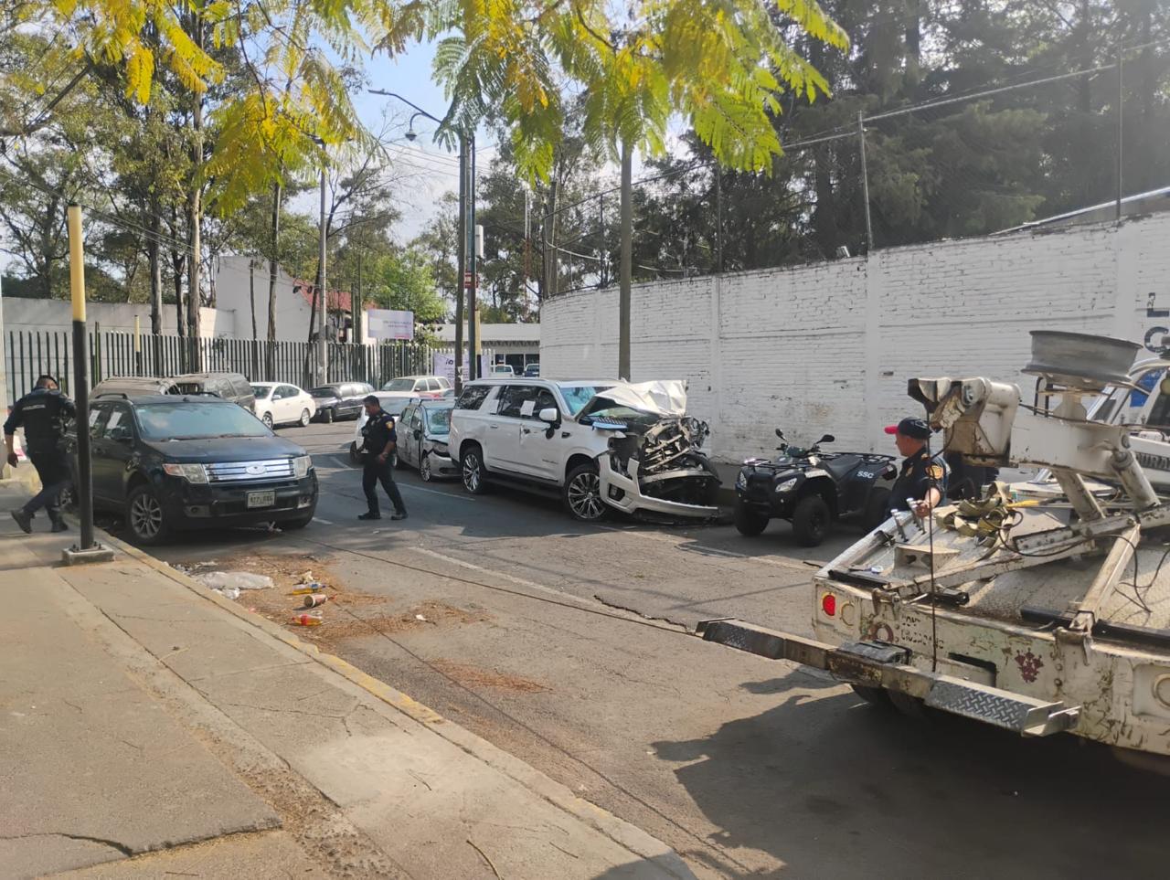 Inició el retiro de autos siniestrados en la calle Batallón de San Patricio, junto a las instalaciones adscritas a la Fiscalía de Justicia capitalina.