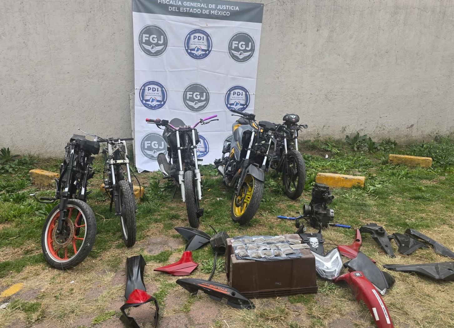 Fiscalía Edoméx y Policía Municipal de Huixquilucan aseguran motocicletas con reporte de robo y alteraciones en sus medios de identificación.