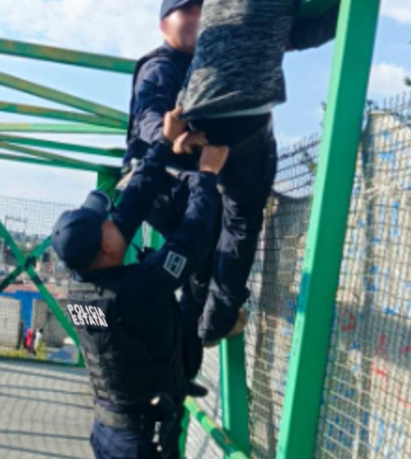 SSEM pone a salvo a un ciudadano quien pretendía arrojarse de un puente 