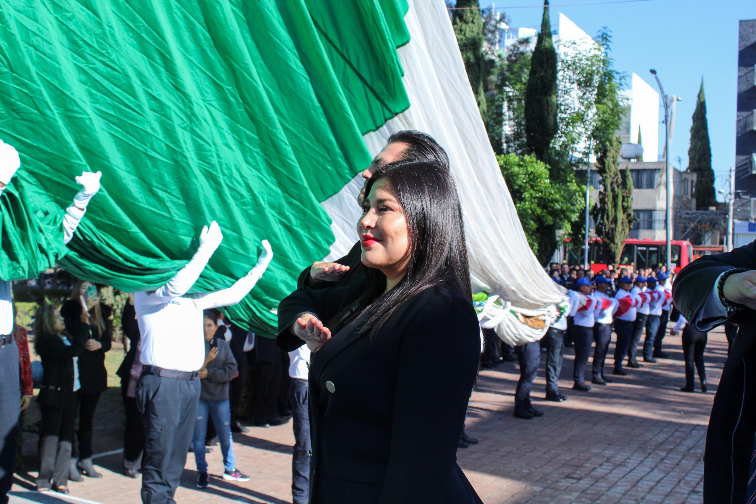 La alcaldesa de Iztacalco, Lourdes Paz Reyes, encabezó la ceremonia del "Día de la Bandera".