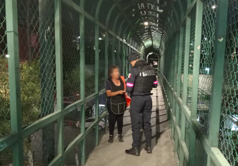 Este despliegue consiste en patrullajes aleatorios en puentes peatonales, en donde se brinda información sobre los diferentes tipos de violencia.