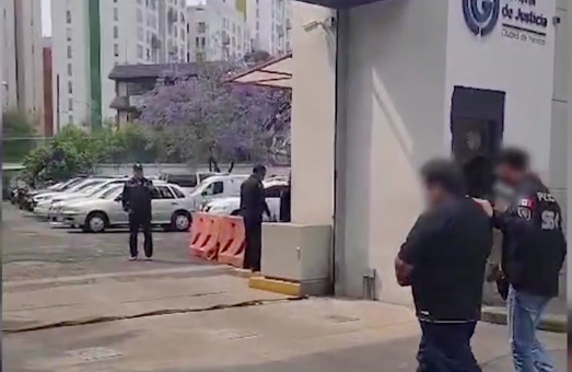 El detenido cuenta con cuatro ingresos al Sistema Penitenciario de la Ciudad de México por el delito de Robo en sus diferentes modalidades.