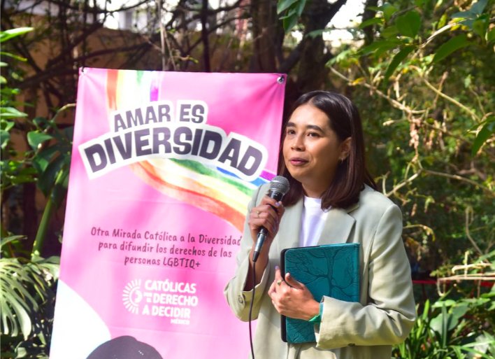 Personas líderes religiosas, activistas y servidoras públicas participan en un conversatorio como parte de la campaña “Otra Mirada Católica de la Diversidad”.