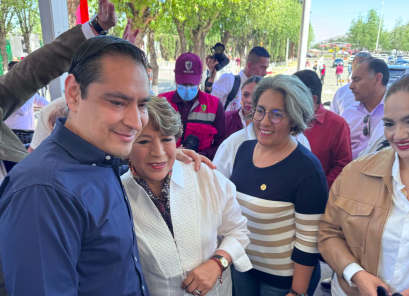 Ángel Garduño García, Rector de la UACh, dio la bienvenida al pabellón de exposición ganadera a la maestra Delfina Gómez, gobernadora del Estado de México.