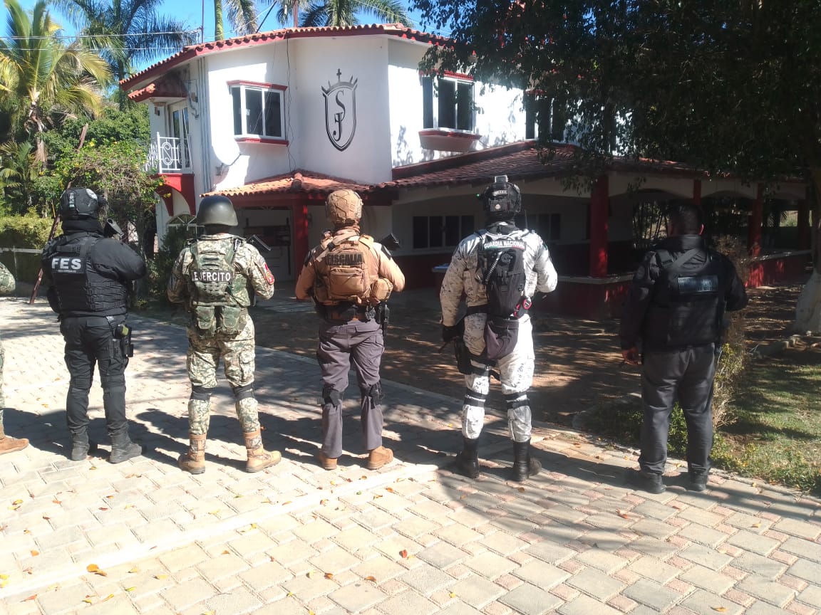 Mediante Operación “Bastión”, en el sur del Estado de México, Defensa, Marina, Guardia Nacional, SSEM y Fiscalía Edoméx, aseguran 21 inmuebles al parecer utilizados por integrantes de un grupo delictivo.