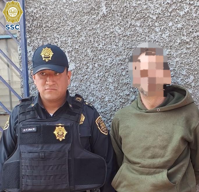 Uniformados de la SSC auxiliaron a un hombre que se encontraba en lo alto de un puente vehicular, en la alcaldía Venustiano Carranza.