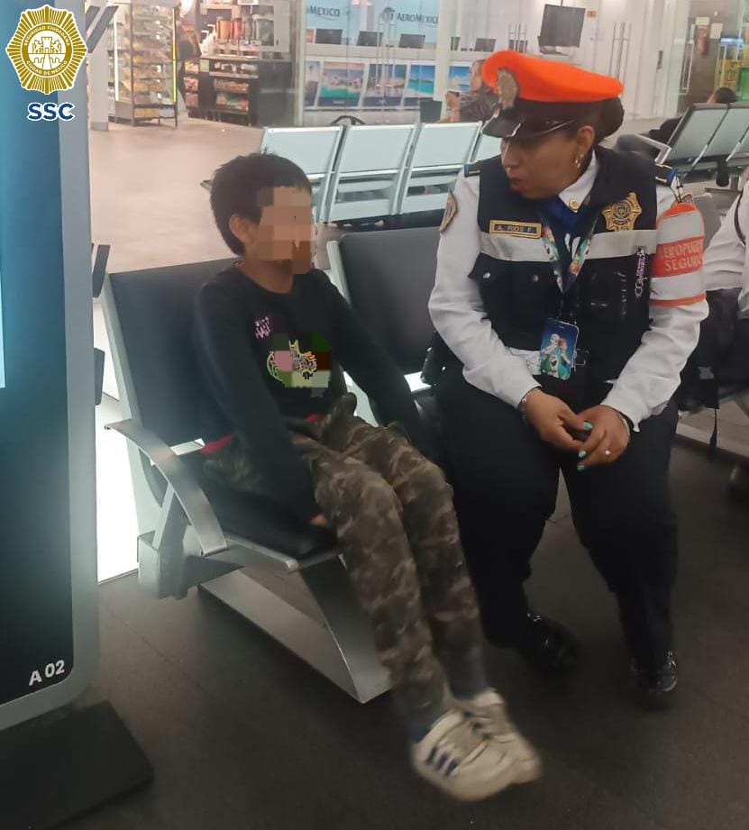 Auxilian a un menor de edad que se encontraba extraviado en la Terminal 2 del Aeropuerto Internacional de la Ciudad de México.