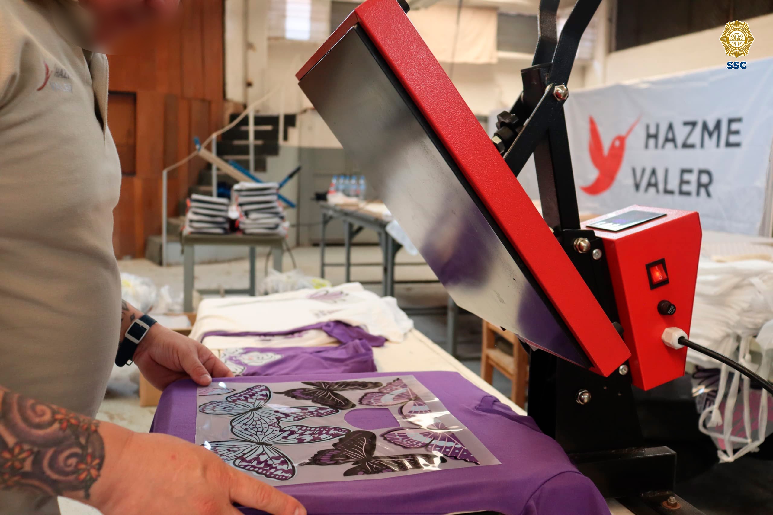 Son 30 hombres en situación de reclusión del Reclusorio Preventivo Varonil Oriente elaboraron productos para el Día Internacional de la Mujer.