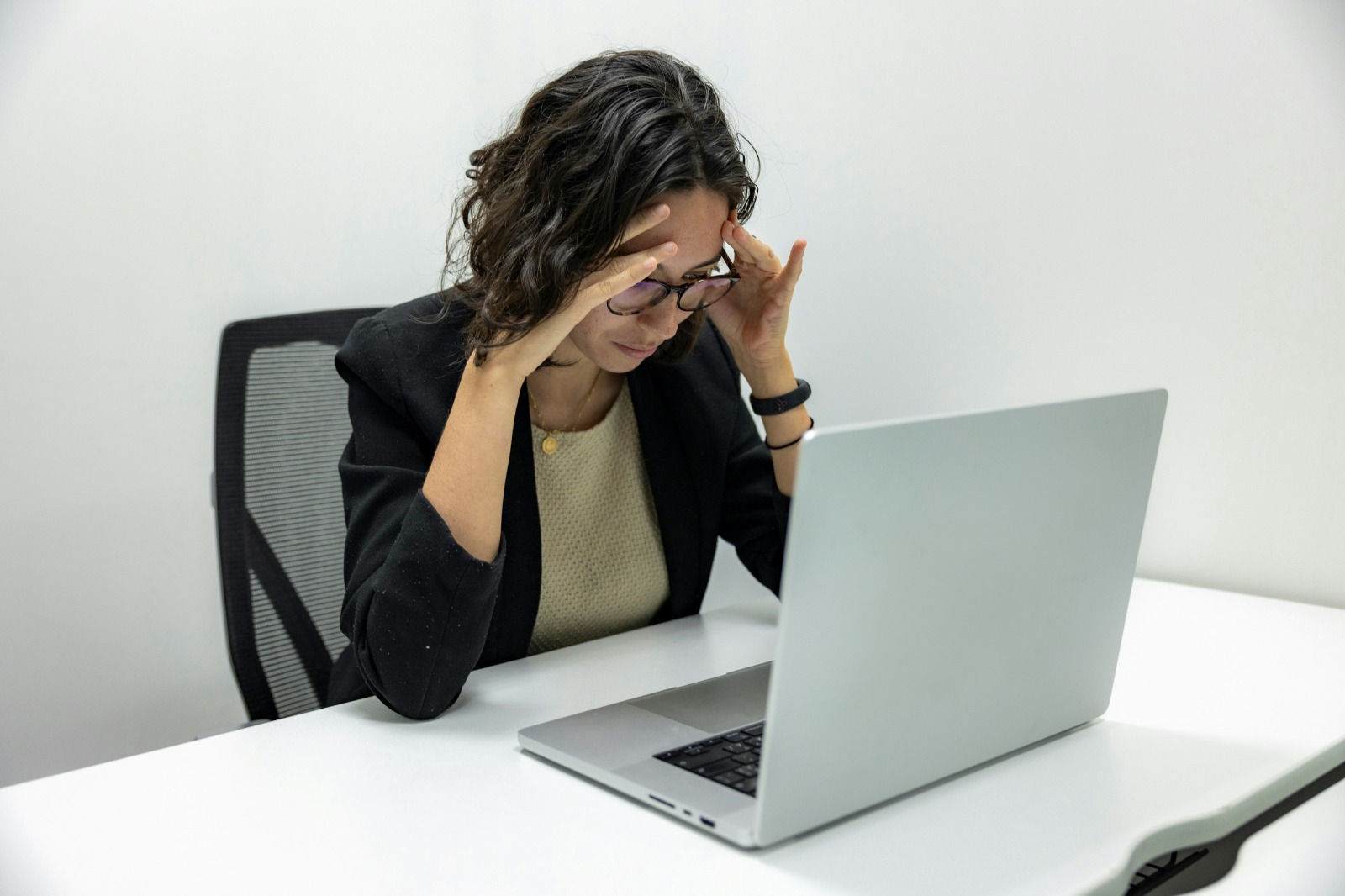 El acoso y la discriminación siguen siendo obstáculos en el trabajo; las y los colaboradores.