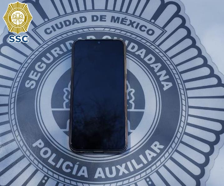 Oficiales de la SSC detuveron a un hombre señalado como probable responsable de robar el teléfono celular de una usuaria del metrobús.