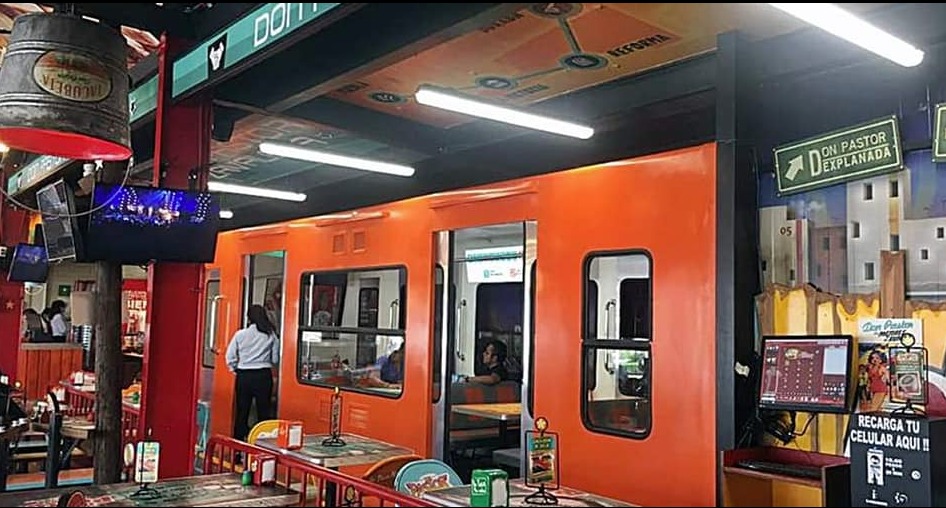 Ofrece Don Pastor la posibilidad de comer dentro y fuera del vagón del Metro, en una réplica de lo que vivimos todos los días, al transportarnos en la Ciudad de México.