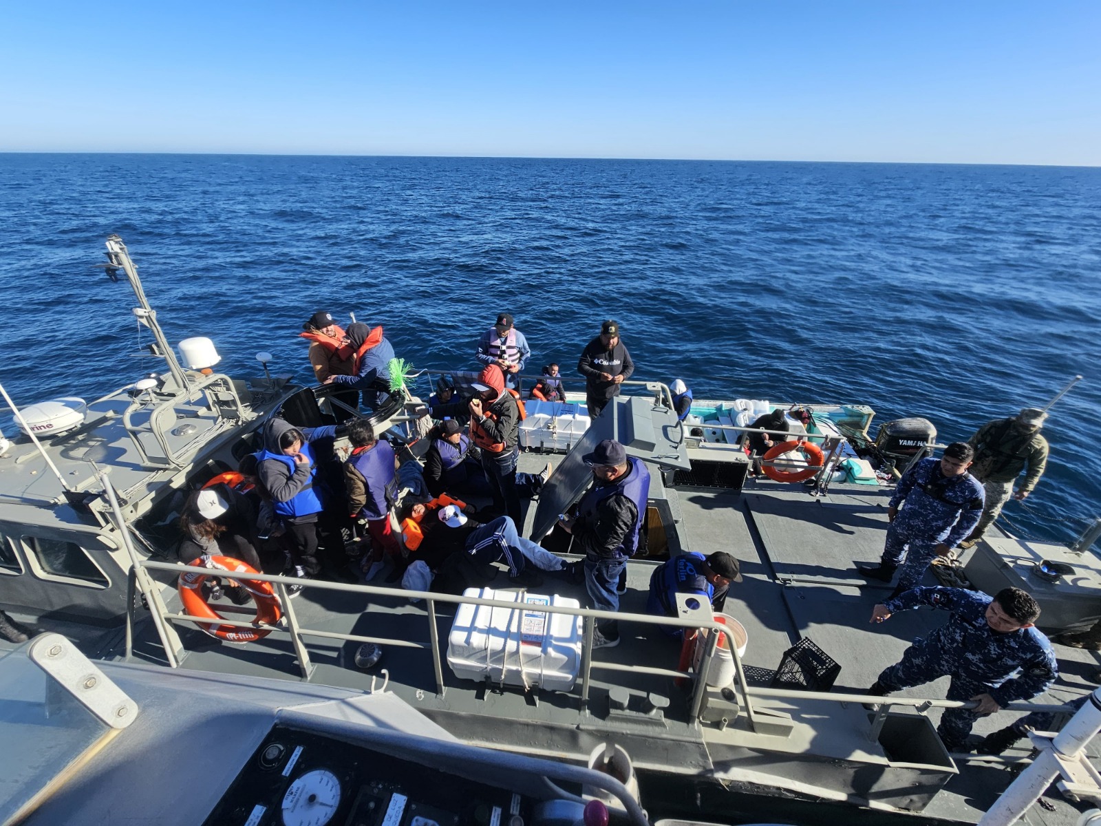 Marina rescata a 22 personas que se encontraban a bordo de una embarcación al noroeste de Ensenada, Baja California.
