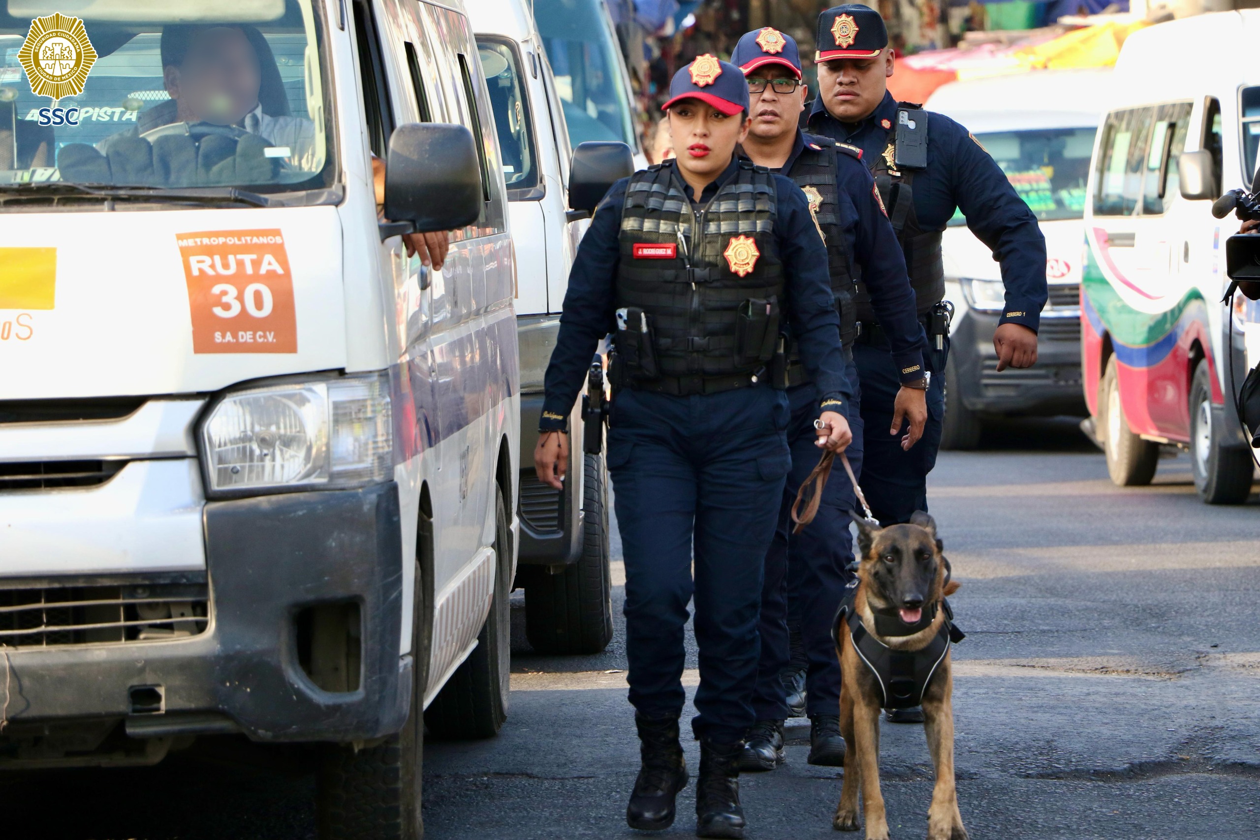Durante la implementación del control preventivo, se contó con el apoyo de "Randy", binomio canino especializado en la detección de narcóticos y enervantes.