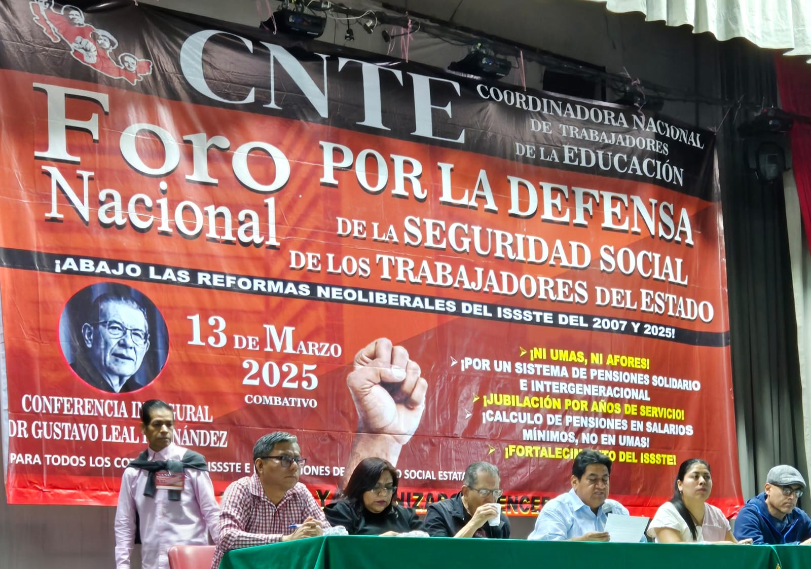 Asamblea de la CNTE aprobó marcha, plantón y paro de labores de 72 horas.