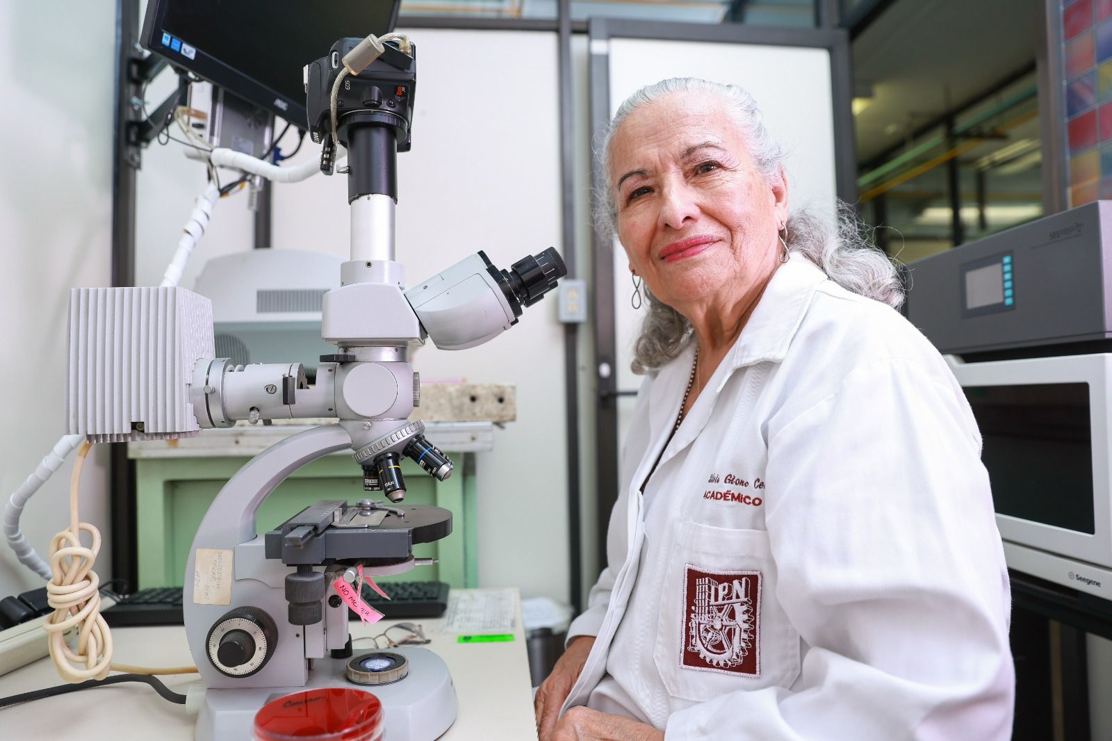 La doctora Silvia Giono Cerezo sugiere una vigilancia estrecha ante la aparición de síntomas, para actuar de inmediato y llevar a las niñas y niños con un médico.