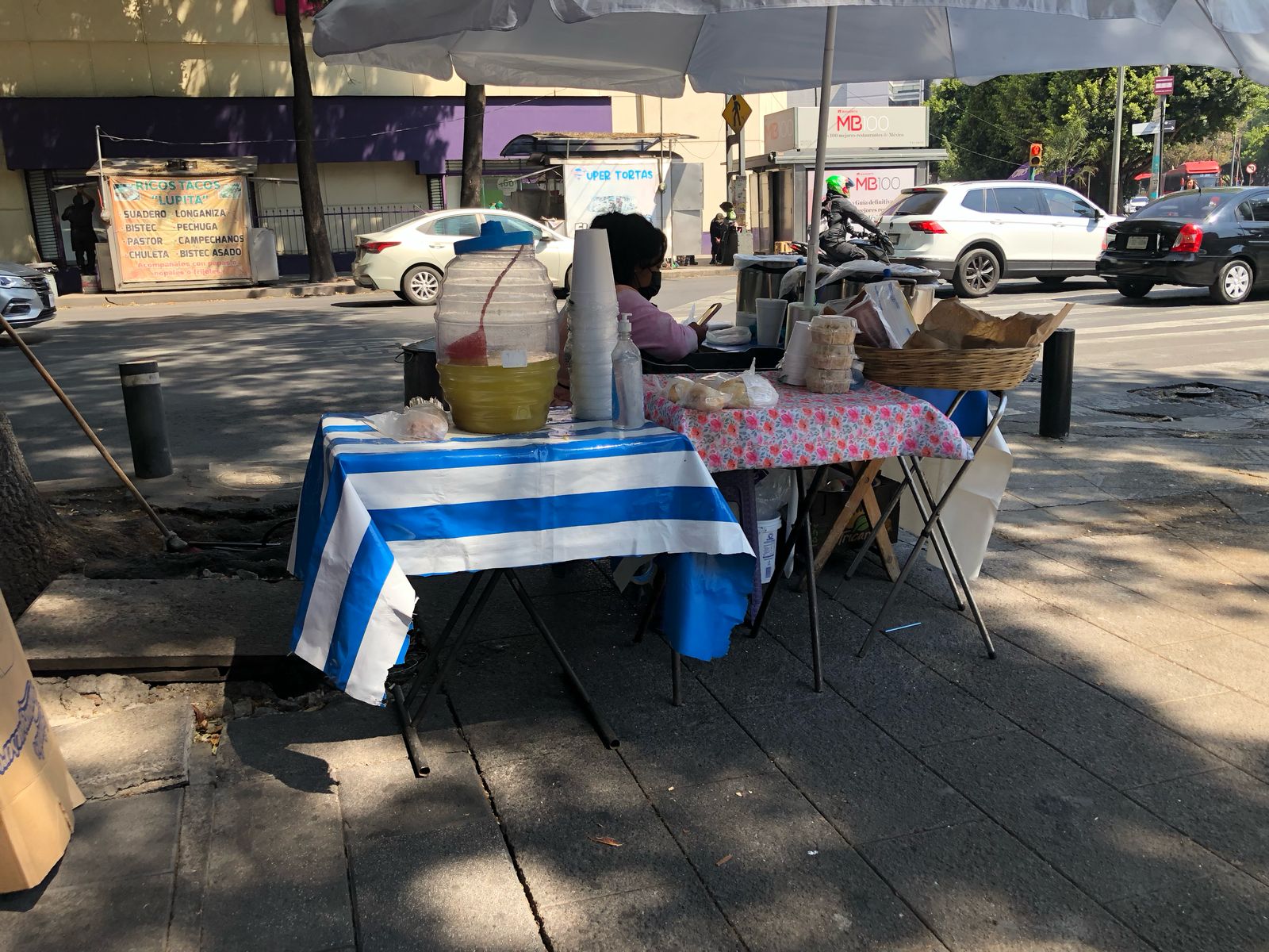 Se incrementa la venta de aguas frescas en las esquinas ante ola de calor.