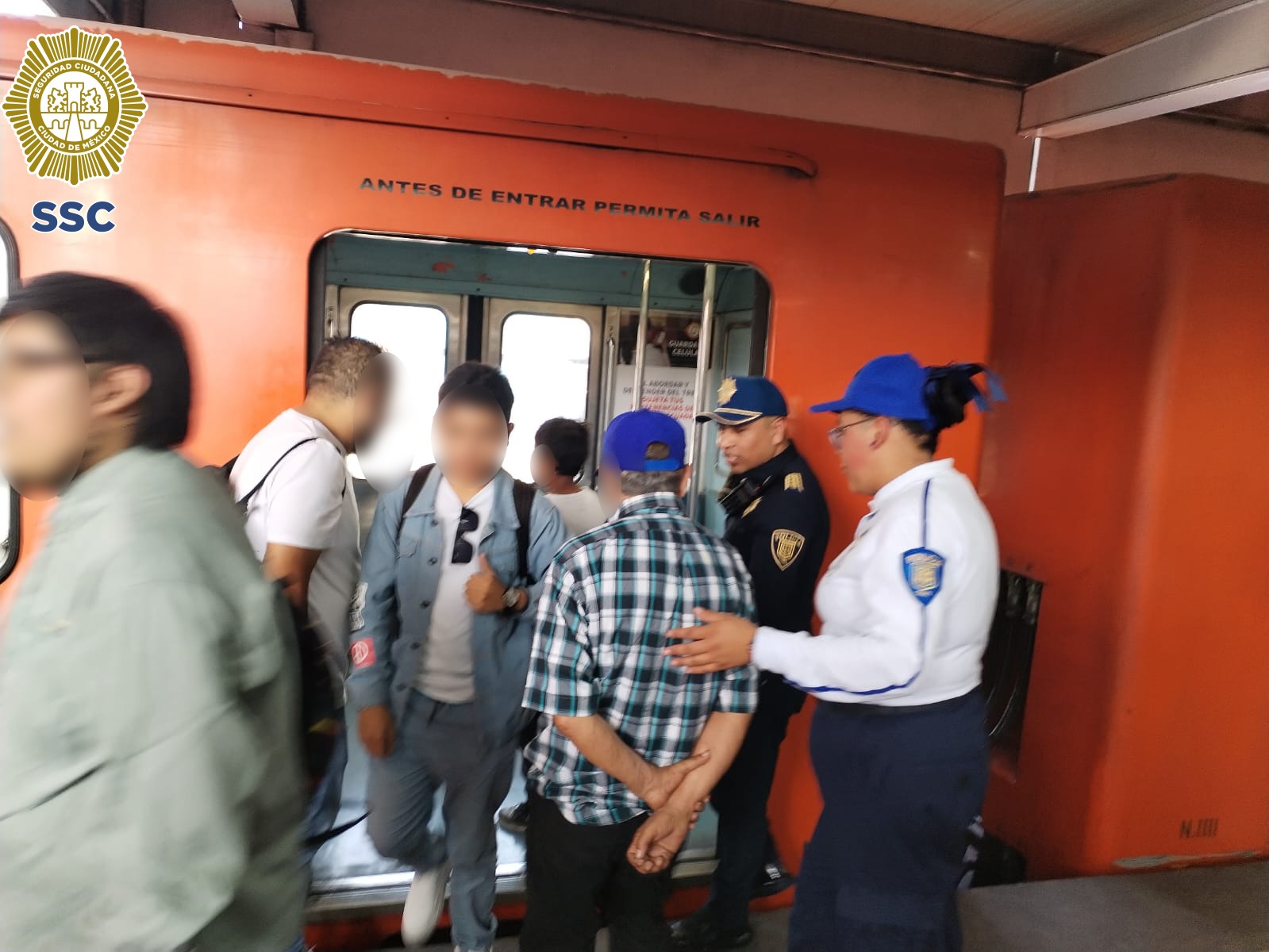 Oficiales de la SSC apoyaron a un menor de edad que se extravió en la estación Oceanía del Metro, en la alcaldía Venustiano Carranza.