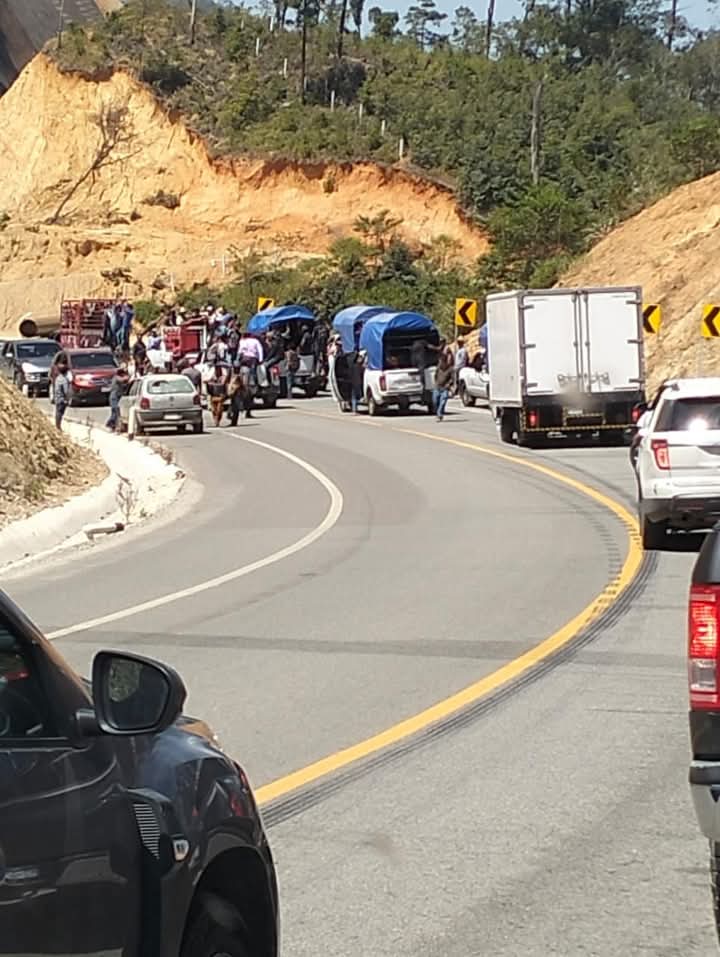 Pobladores de San Francisco Coatlán fueron agredidos mientras realizan trabajos en los terrenos donde se construye un entronque carretero.