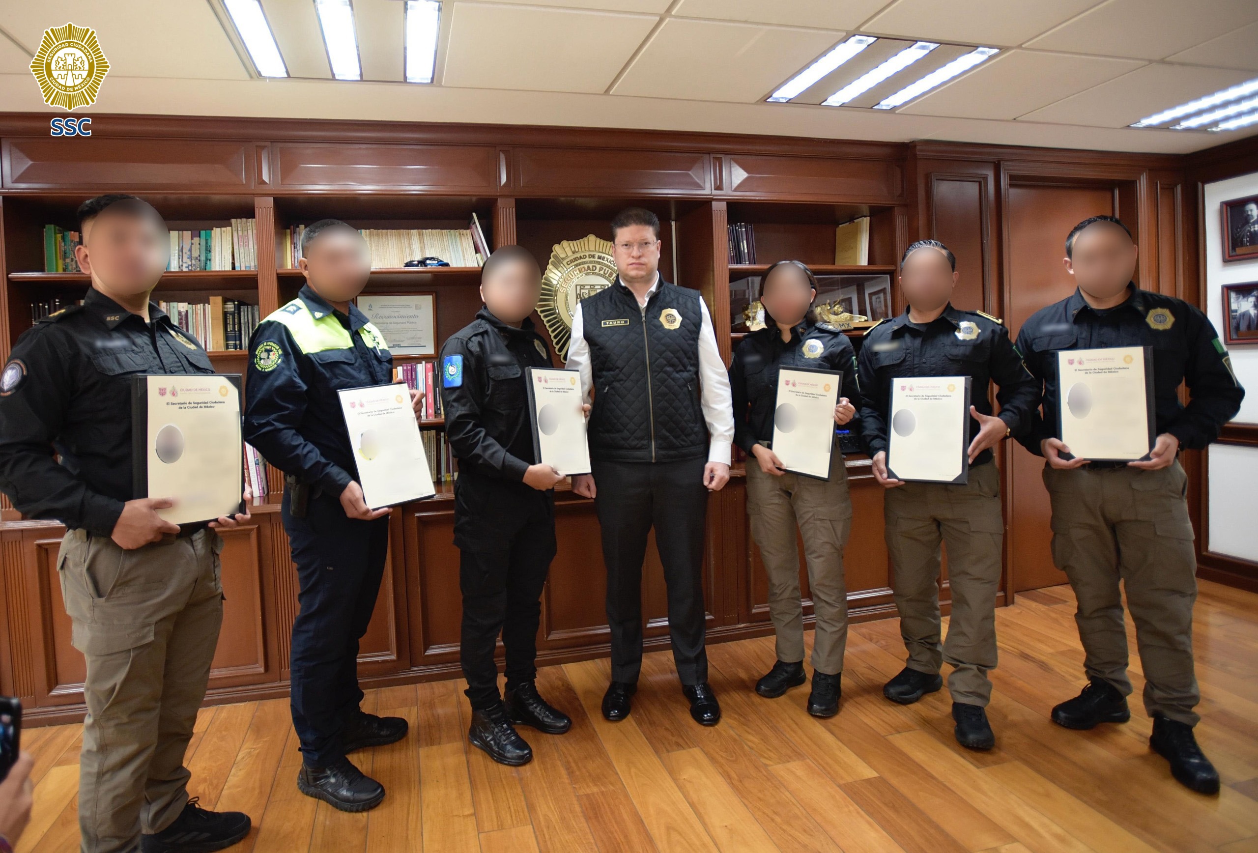El secretario de Seguridad Ciudadana, entregó constancia de ascenso a seis policías por su destacada labor en el combate a la delincuencia y apoyo a la ciudadanía.