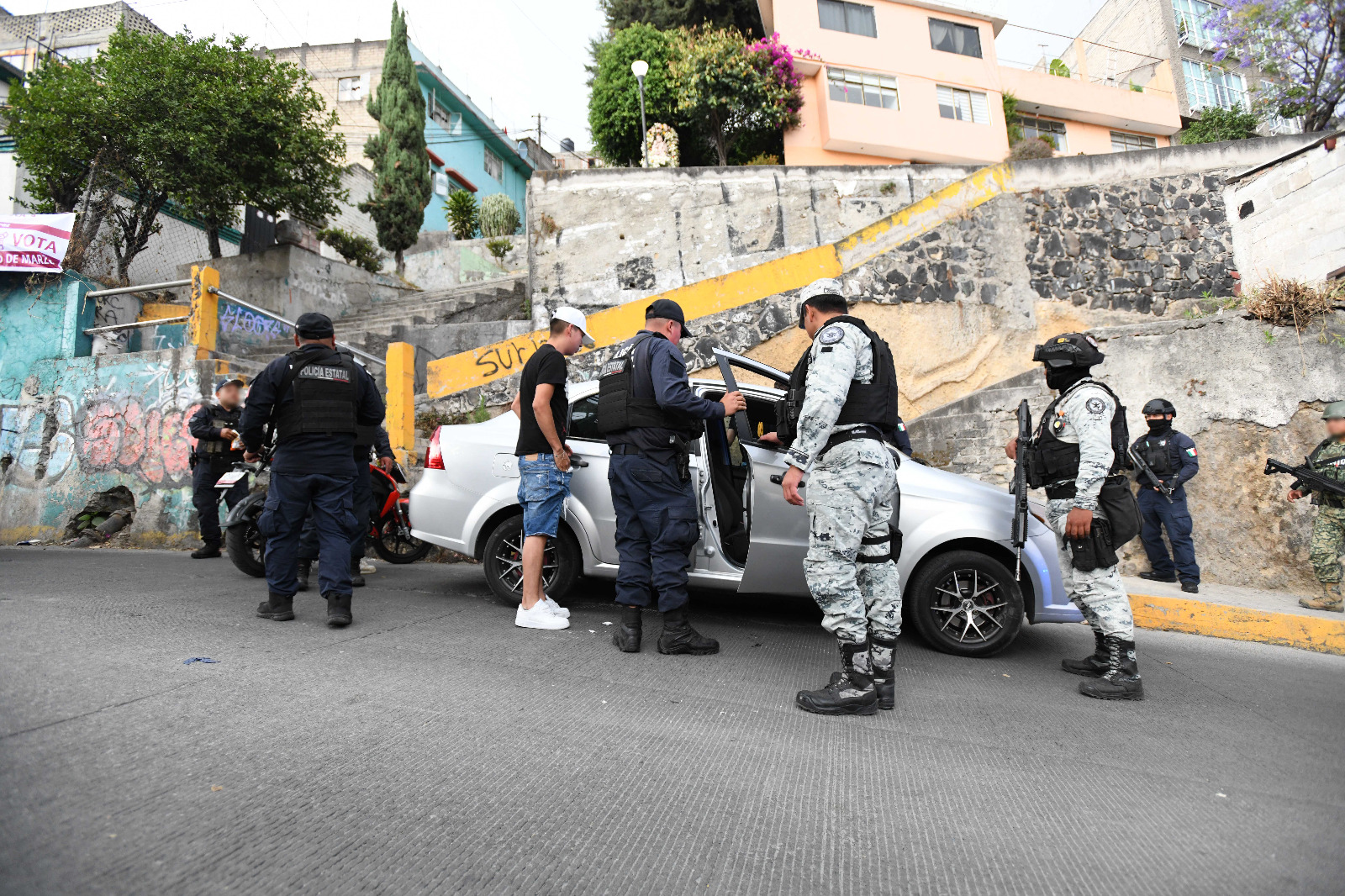 En Naucalpan, Secretaría de Seguridad del Edomex, SEDENA, GN y policía municipal implementaron Operativo Pegaso en colonias de alta incidencia delictiva.
