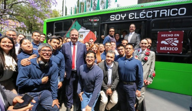 El secretario Marcelo Ebrard entregó el distintivo Hecho en México a Taruk, autobús eléctrico de manufactura nacional.