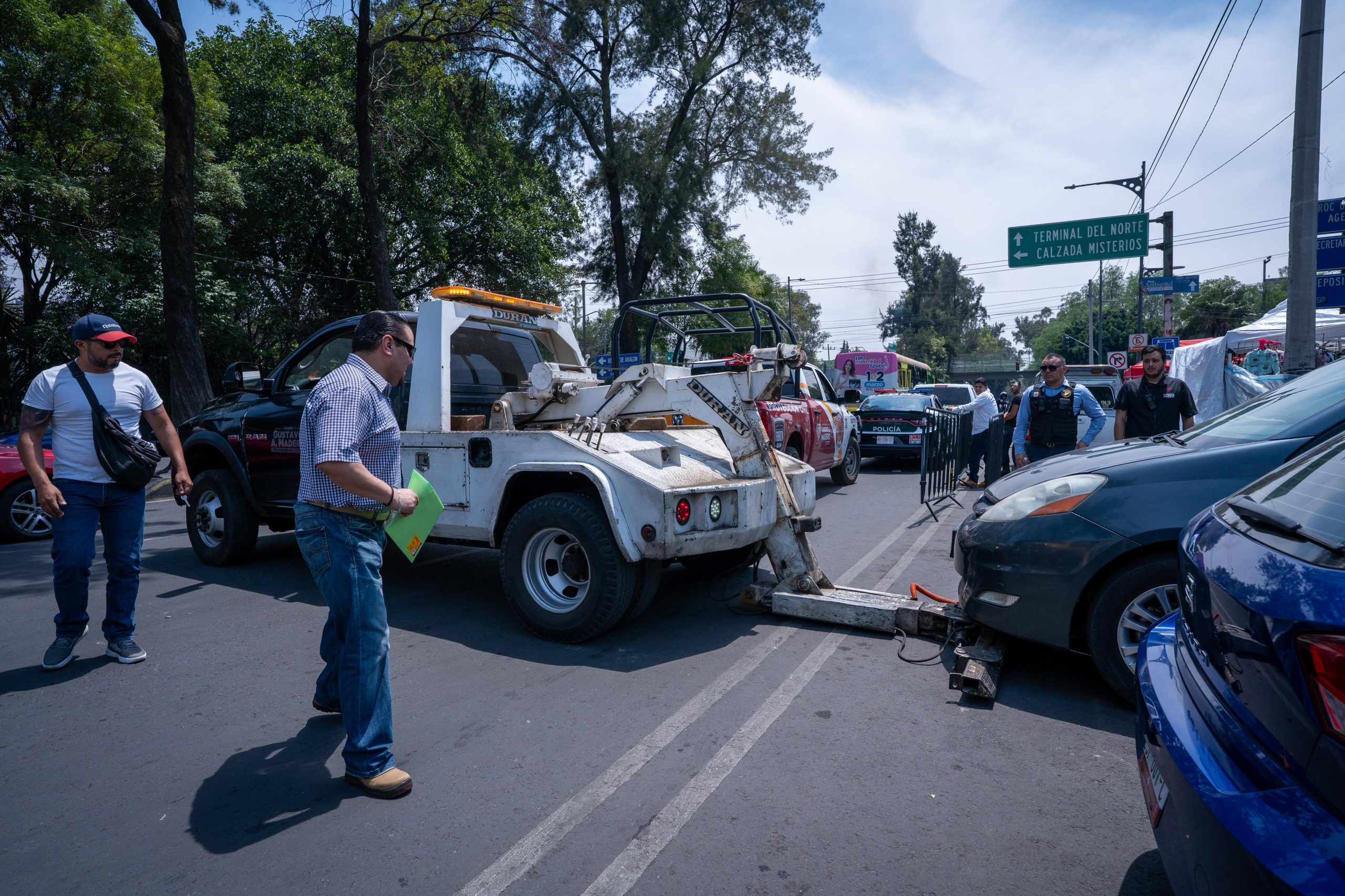 Durante el operativo se retiraron ocho autos que obstruían los accesos del hospital y personal de Vía Pública.