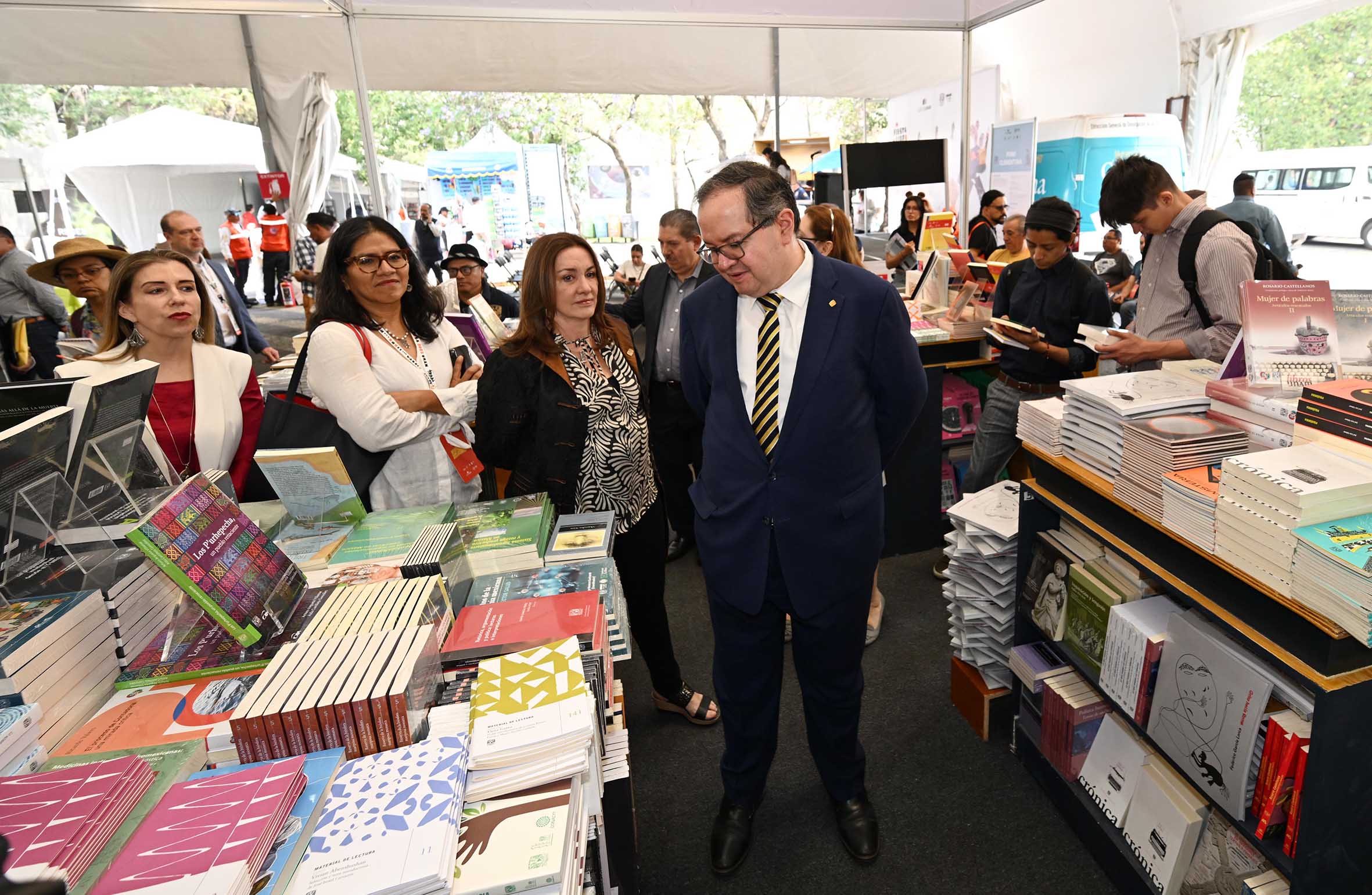 El rector de la UNAM, Leonardo Lomelí, en la Fiesta del Libro y la Rosa