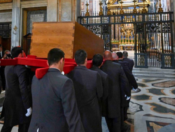 Traslado del Ataud del Papa para ser sepultado en la Basílica de Santa Marta