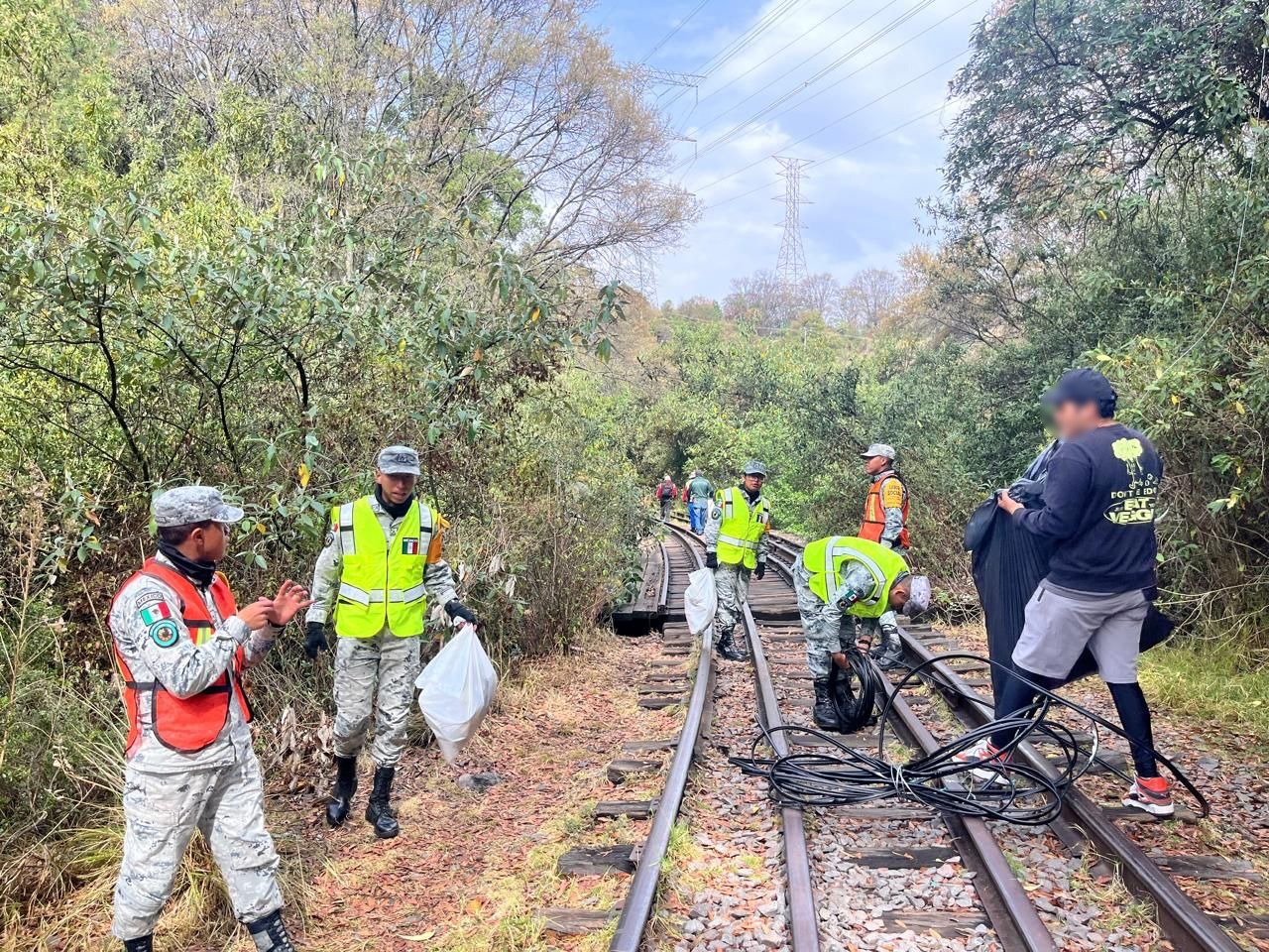 Guardia Nacional participa en la recuperación de espacios en zona natural del Estado de México. Colabora con los ciudadanos en el saneamiento del entorno natural.