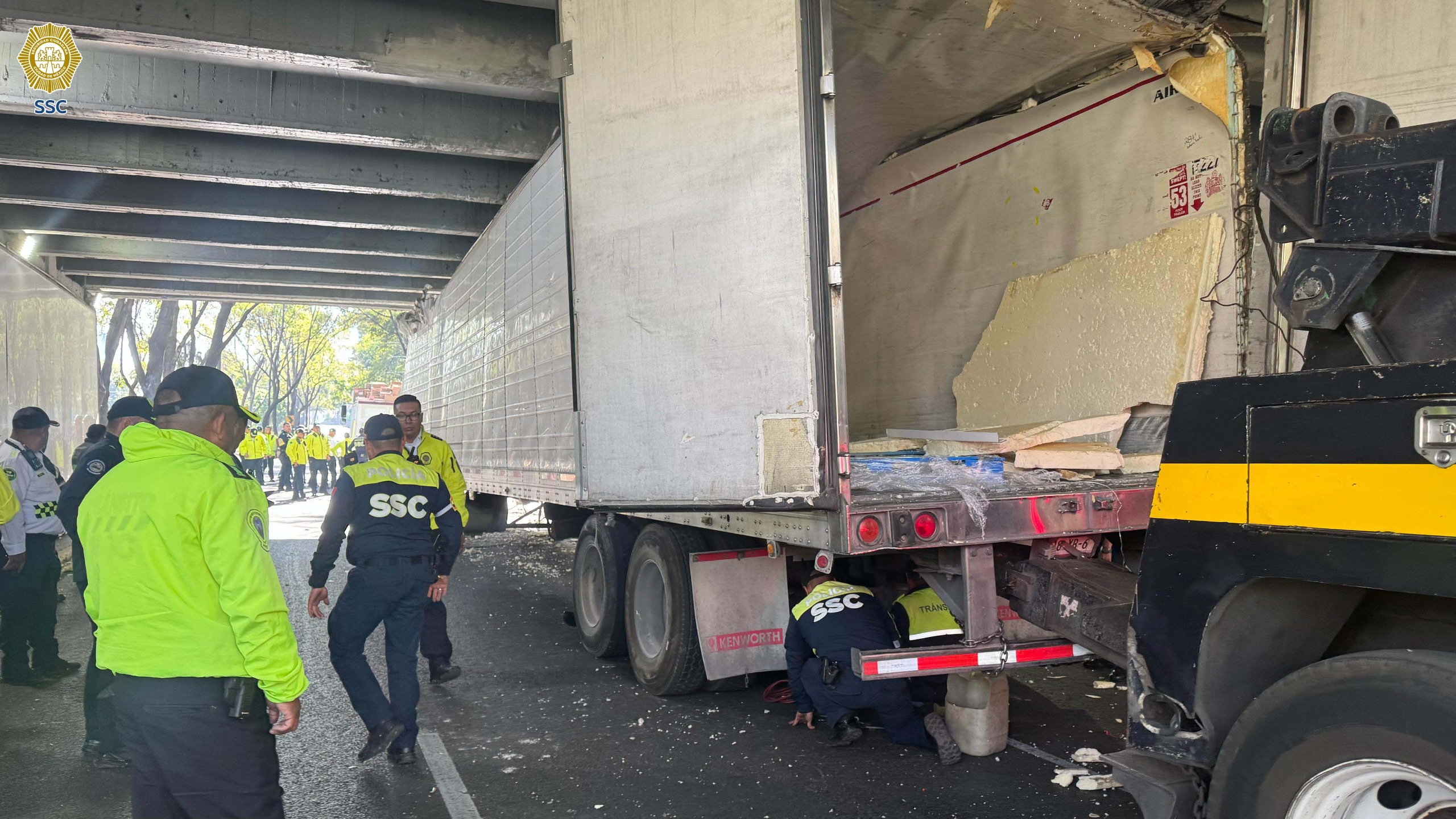 Genera caos vial tráiler atorado en un paso a desnivel vehicular, en la Alcaldía Benito Juárez.