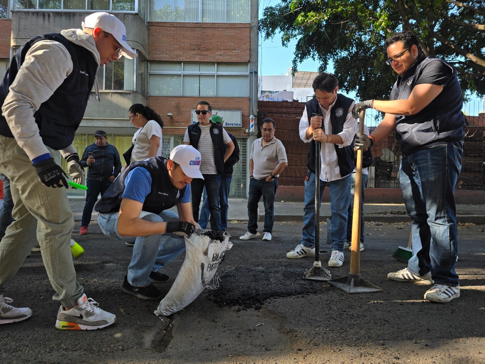 Federico Chávez impulsa acciones concretas en la colonia Letrán Valle con los programas "Bacheando ando" y "Alumbrando la calle".