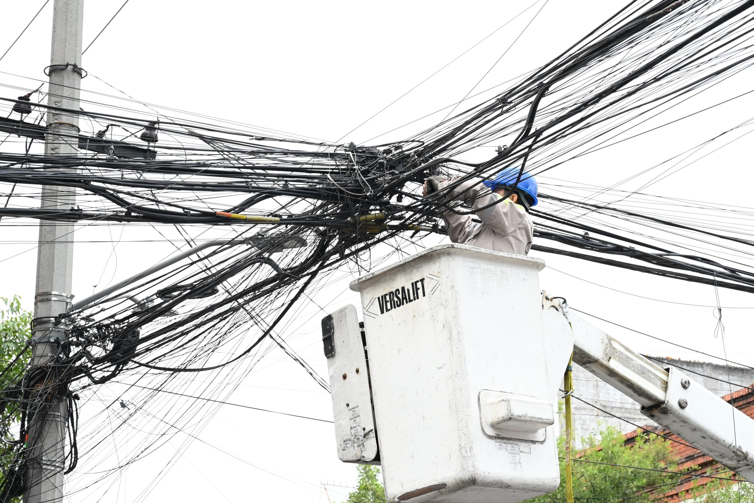 Cableado como telaraña en la Cuauhtémoc