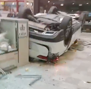 Cae vehículo de tercer piso