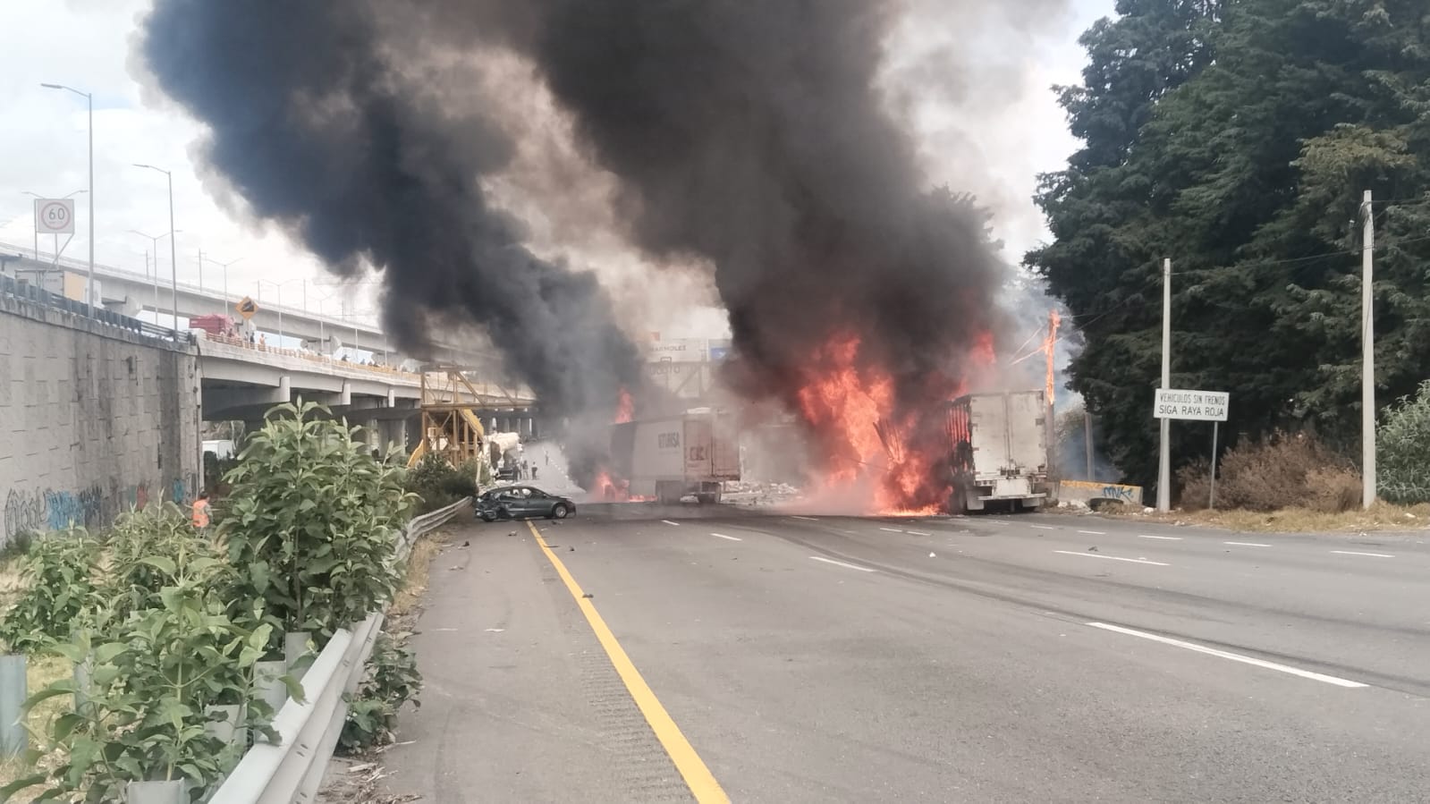 Cerrada la México-Toluca por carambola de camiones y autos particulares