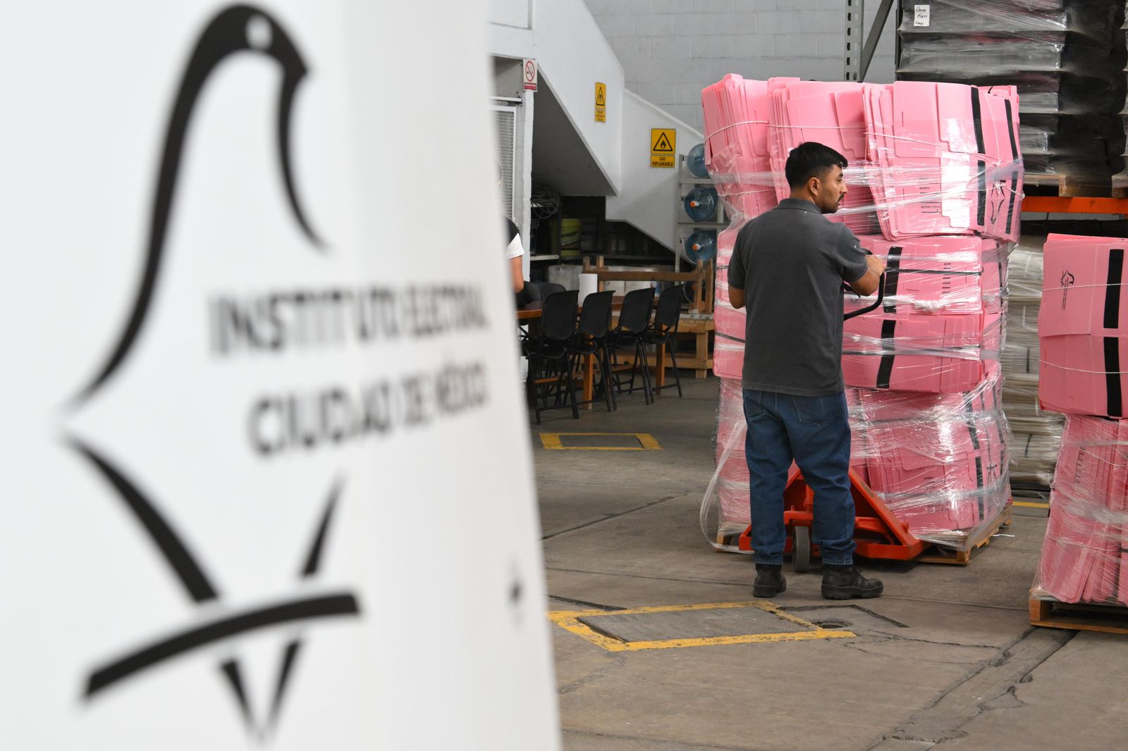 Distribuye material electoral el IECM