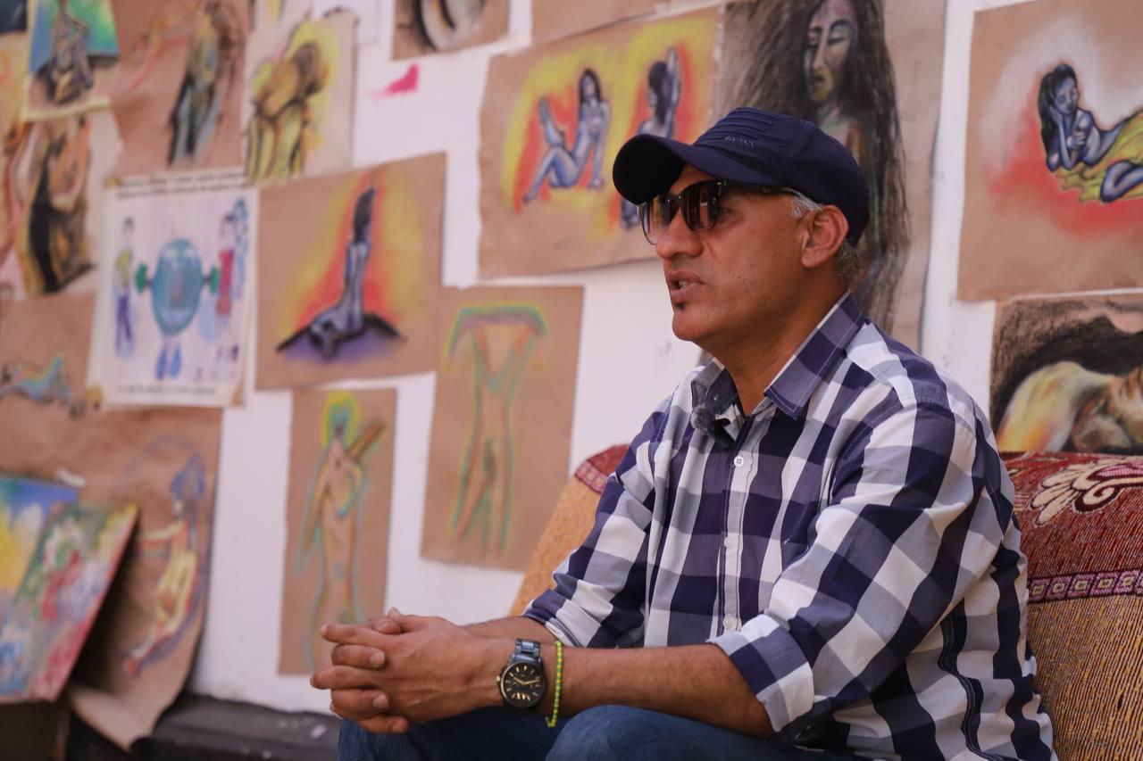 El muralista David Celis se encuentra en Costa Rica
