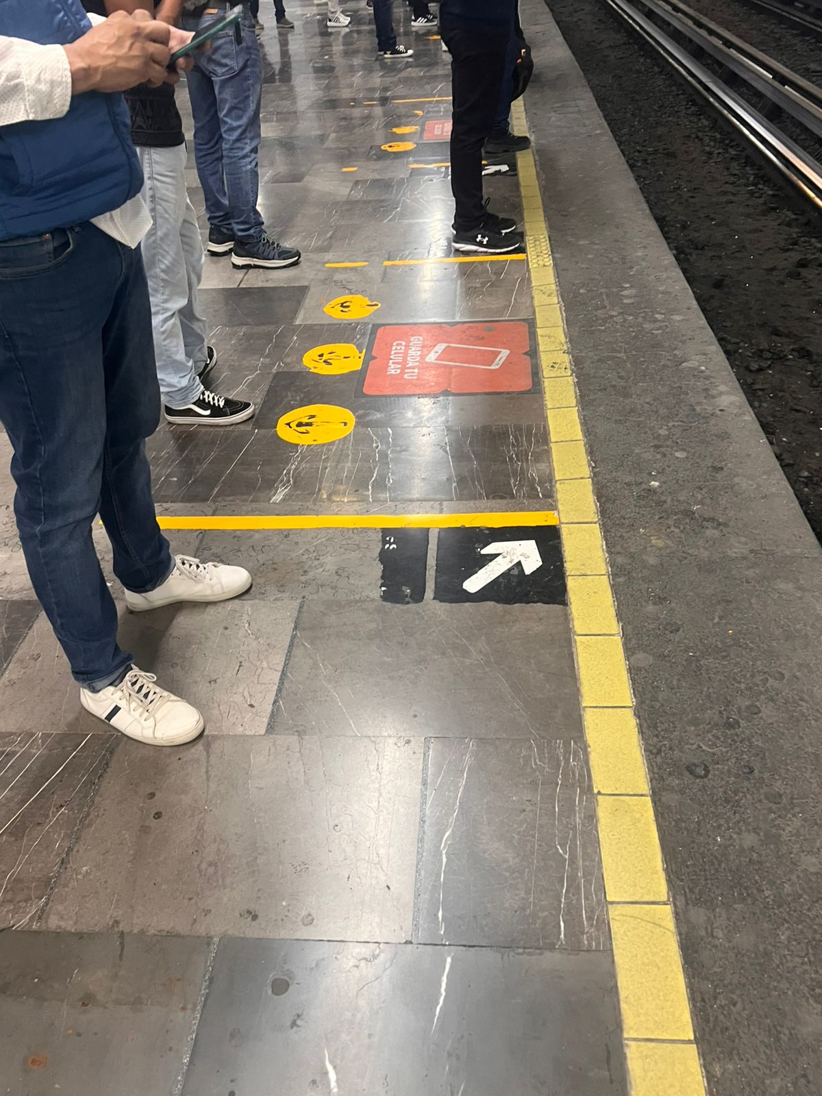 Las flechas son para esprar la entrada