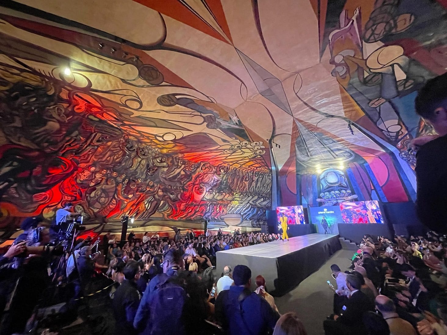 Moda y arte en el poliforum siqueiros