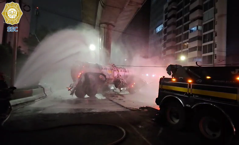 SSC y bomberos atienden volcdura de pipa en la MH