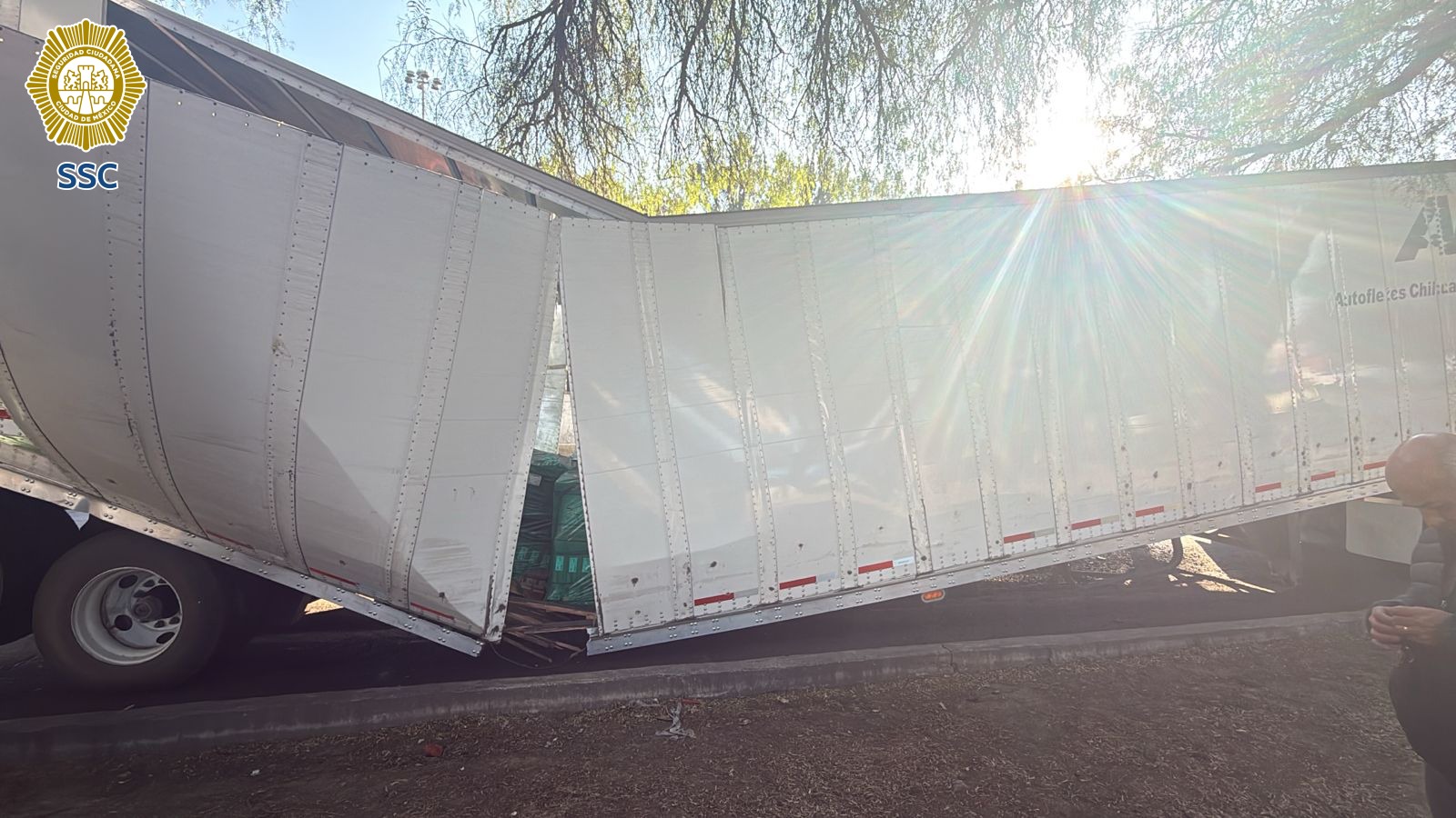 Trailer se parte en dos en Iztapalapa