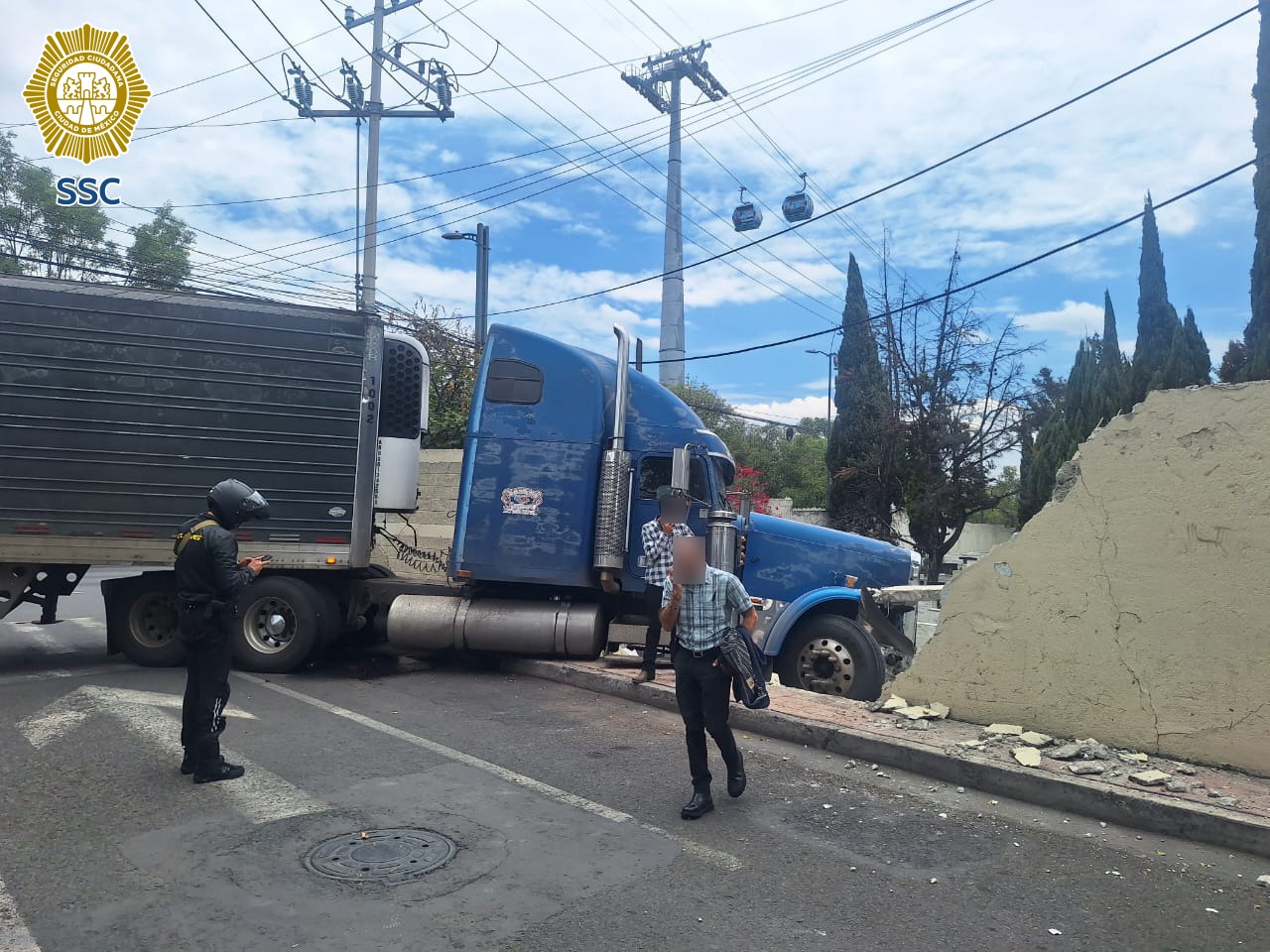 Se estrella contra panteón tráiler cargado de melones en la MH