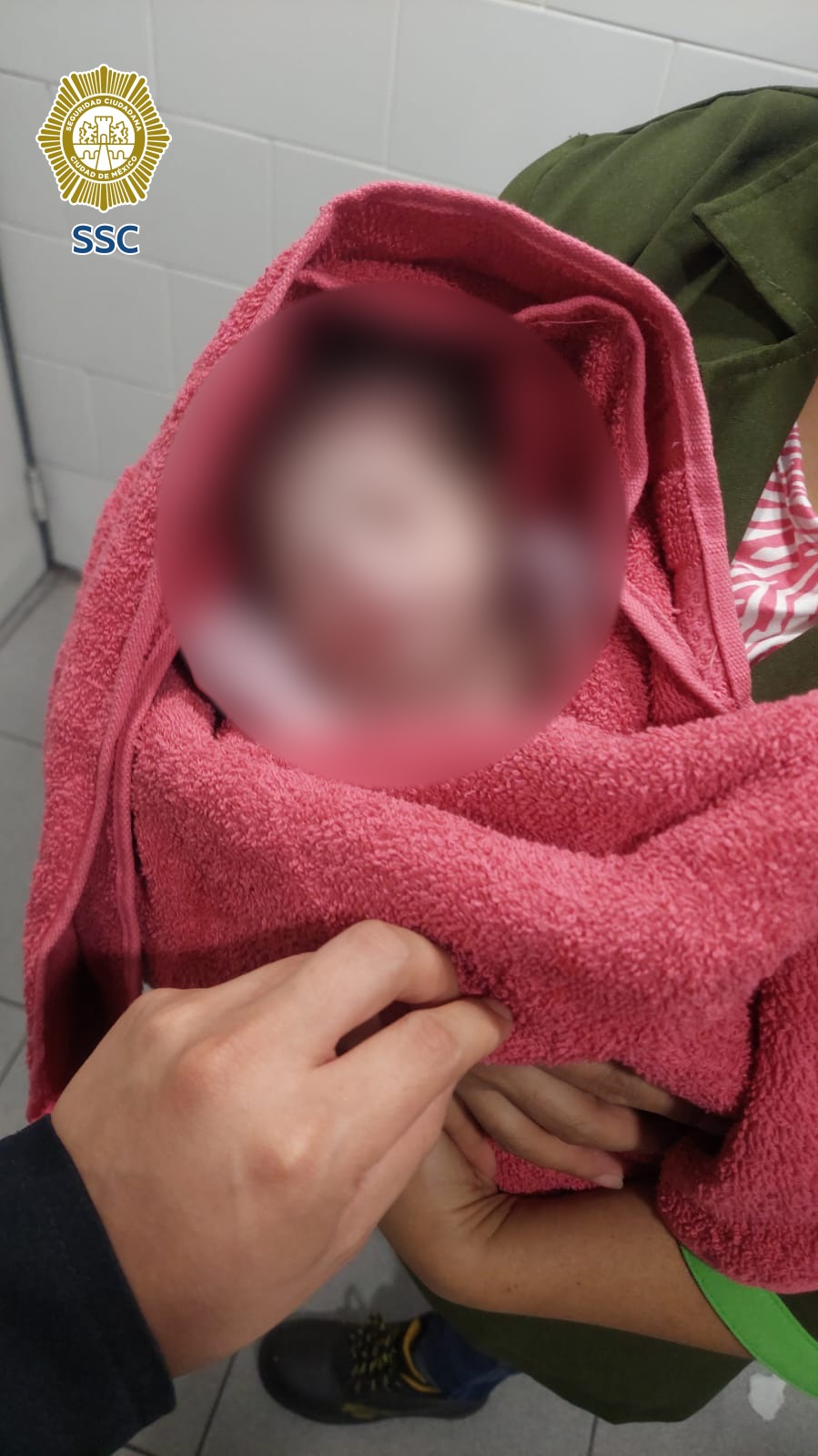 un bebé fue abandonado en el bote de basura del centro comercial, donde fue localizado por la policía y rescatado.