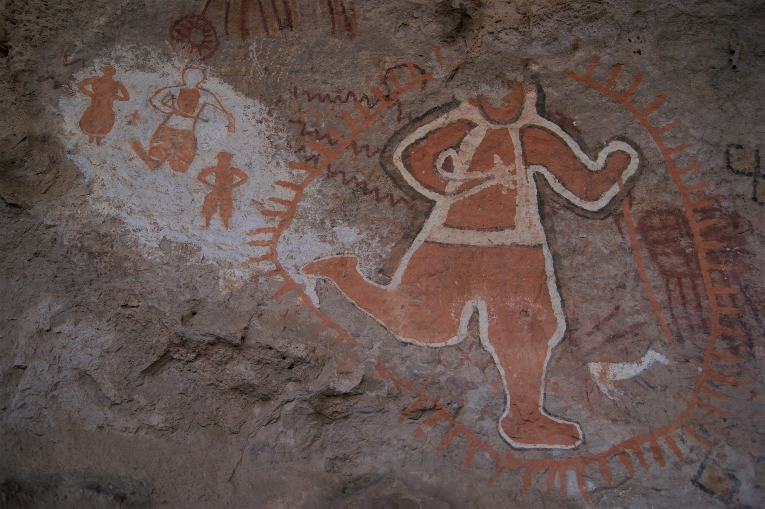 INAH preserva pinturas rupestres en Cueva de las Monas, Chihuahua