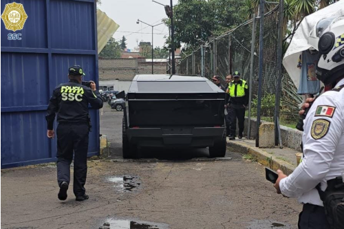 En respuesta a una denuncia ciudadana realizada a través de redes sociales por un vehículo de alta gama estacionado sobre la banqueta, en calles de la colonia Polanco Tercera Sección, en la alcaldía Miguel Hidalgo, efectivos de la Subsecretaría de Control de Tránsito de la Secretaría de Seguridad Ciudadana (SSC) de la Ciudad de México la remitieron a un depósito vehicular. El vehículo de color negro se encontraba ubicado sobre la banqueta de la avenida Presidente Masaryk, entre las calles Temístocles y Galileo, por lo cual los policías de Tránsito se acercaron para hacer contacto con el tripulante. De acuerdo con el Reglamento de Tránsito de la Ciudad de México, la unidad fue infraccionada conforme al artículo 30, fracción I, y fue trasladada a un depósito vehicular. Cabe señalar que el conductor de la camioneta se presentó al lugar y tras informarle el motivo de la sanción, y debido a la dimensión del automotor, los ganchos de remolque de la grúa no alcanzaban las llantas, por lo que el probable infractor fue escoltado hasta el depósito.