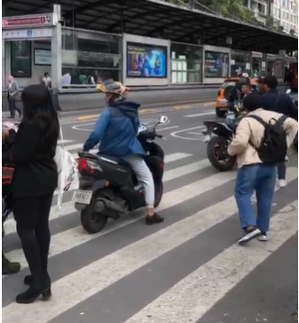 Un grupo de jóvenes que vieron a cientos de personas sufrir por falta de transporte en avenida Insurgentes, llevaron sus motonetas e instalaron una base de taximotos hasta la Zona Rosa.