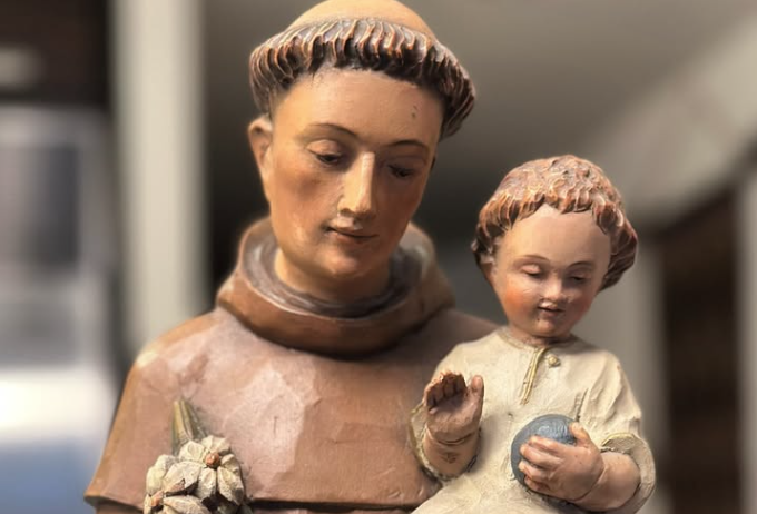 Si buscas pareja y alfuien te contó que pongas de cabeza a San Antonio de Padua, antes de hacerlo enteráte porque se hace este ritual